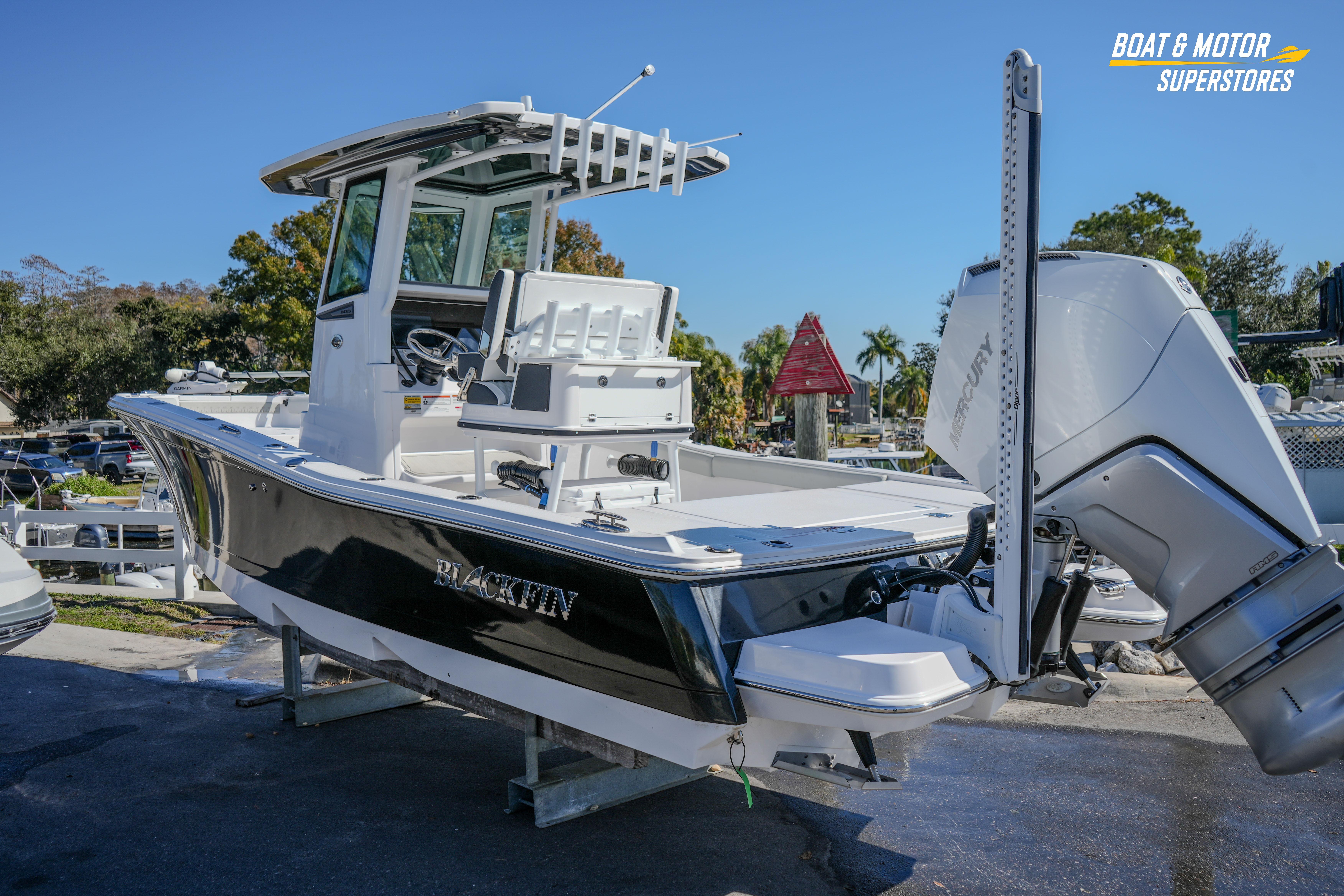 2025 Blackfin 262 HB boat with Mercury engine, displayed outdoors at a dealership.