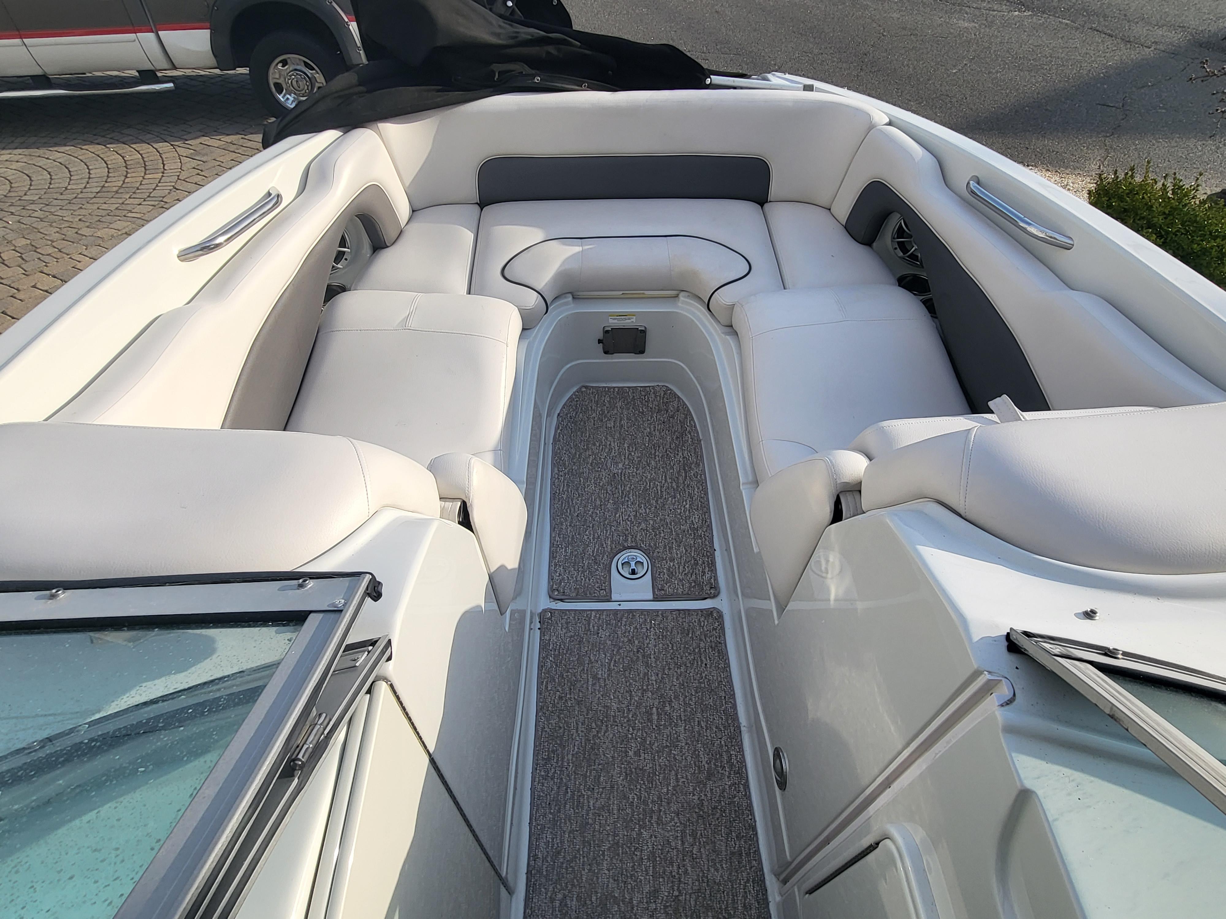 2017 Crownline E4 Deck Boat Deck for sale - YachtWorld