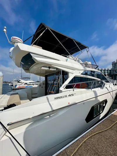 Y Knot Yacht Photos Pics 