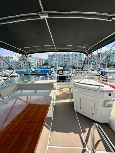 Y Knot Yacht Photos Pics 