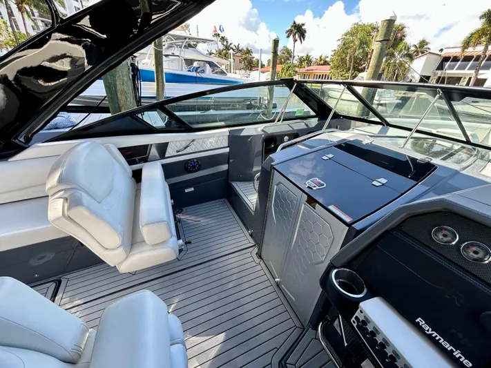 Tgis Yacht Photos Pics 2021 Cruisers Yachts 338 South Beach Edition Bow Rider interior with sleek design and modern controls.