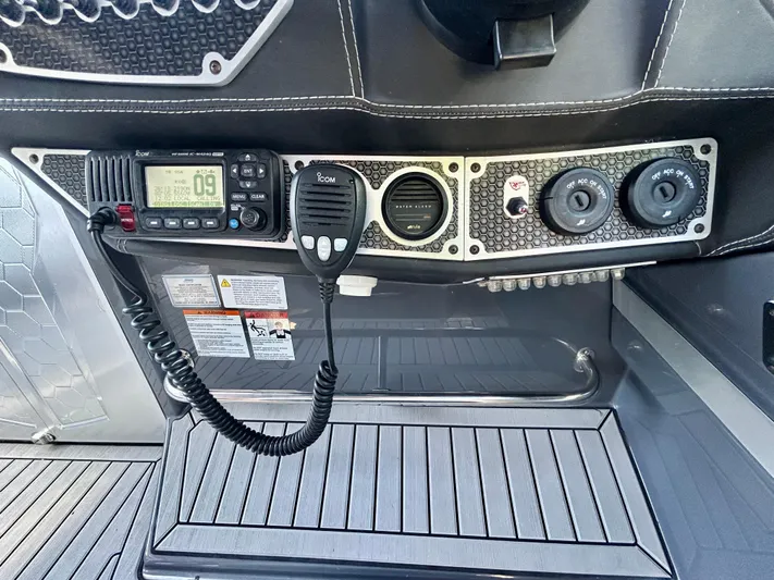 Tgis Yacht Photos Pics Control panel of 2021 Cruisers Yachts 338 South Beach Edition Bow Rider with radio and controls.