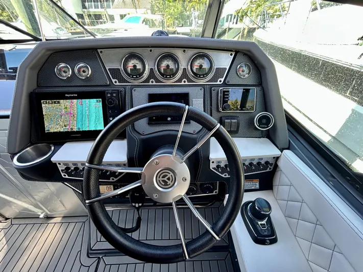 Tgis Yacht Photos Pics 2021 Cruisers Yachts 338 South Beach Edition Bow Rider dashboard with modern navigation and controls.