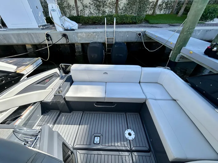 Tgis Yacht Photos Pics 2021 Cruisers Yachts 338 South Beach Edition Bow Rider with spacious seating and modern design.