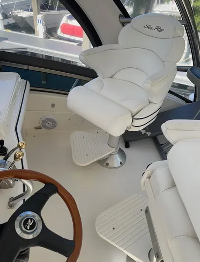 Meccabucks Yacht Photos Pics 2007 Sea Ray 52 Sedan Bridge interior with white captain's chair and steering wheel.