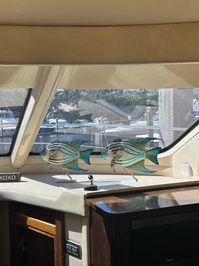 Meccabucks Yacht Photos Pics Interior view of 2007 Sea Ray 52 Sedan Bridge with decorative fish sculptures.