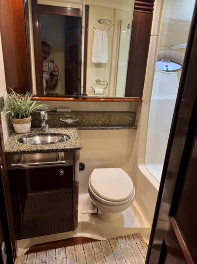 Meccabucks Yacht Photos Pics 2007 Sea Ray 52 Sedan Bridge bathroom with granite countertop and modern fixtures.