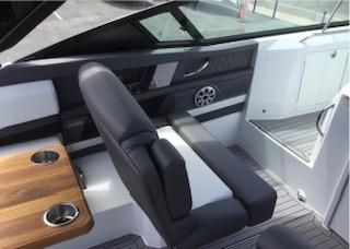 2021 Cruisers Yachts 338 CX OB