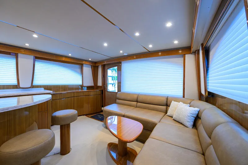 46 Viking 2015 Yacht Photos Pics Viking 46 G&G - Interior Salon