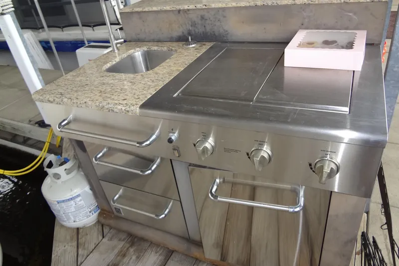 Shel 'b' Gale Yacht Photos Pics Outdoor stainless steel grill with granite countertop on a 2001 Sea Ray 380 Sundancer.