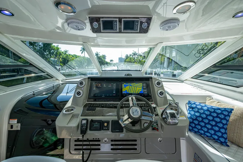 Sea N Starrs Yacht Photos Pics Helm of 2012 Sea Ray 540 Sundancer yacht with modern navigation equipment.
