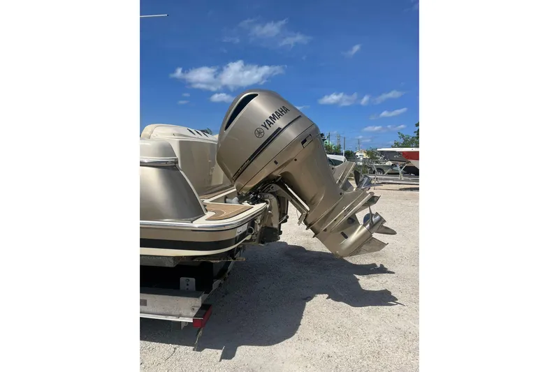  Yacht Photos Pics 2015 Chris-Craft Catalina 29 with Yamaha outboard motor, parked on a sunny day.