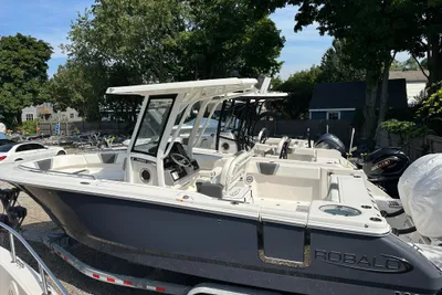 Robalo R250 Center Console