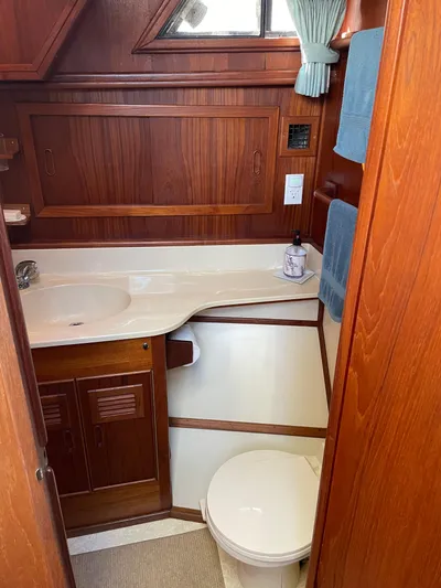 Safe N Sound Yacht Photos Pics 1988 Canoe Cove Tri Cabin bathroom with wood paneling and modern fixtures.