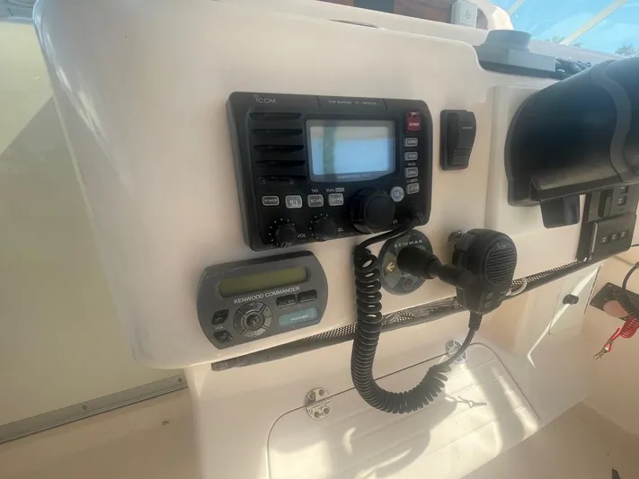  Yacht Photos Pics 2007 Grady-White Express 360 boat dashboard with radio and control panel.