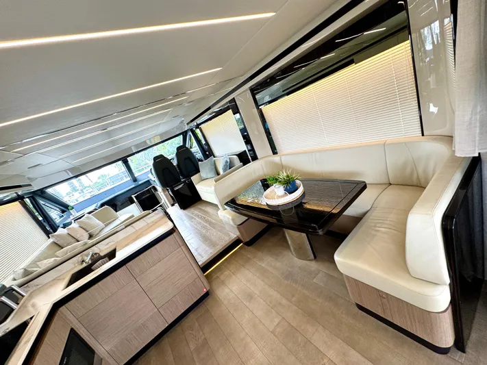 Self Made Yacht Photos Pics Dinette - Strb. Side