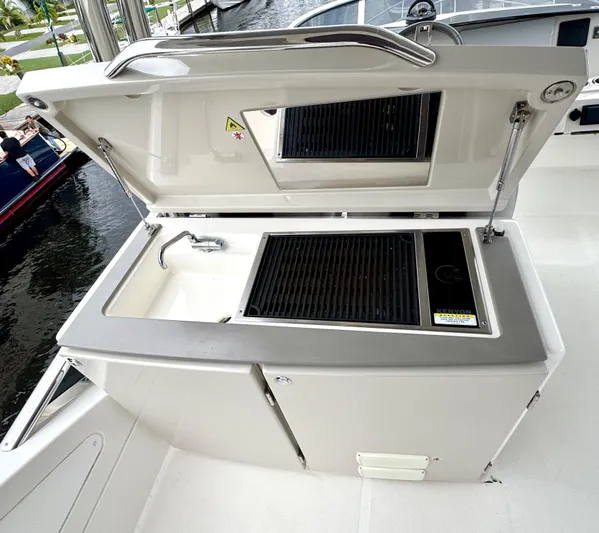 Self Made Yacht Photos Pics FlyBridge BBQ & Sink