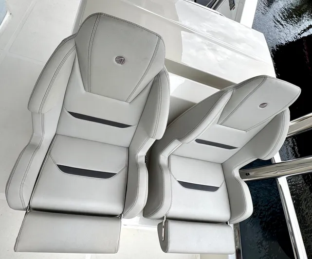 Self Made Yacht Photos Pics FlyBridge Helm Seats w Bolsters Down