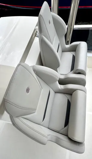 Self Made Yacht Photos Pics FlyBridge Helm Seats w Bolsters Up