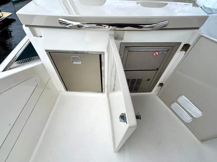 Self Made Yacht Photos Pics FlyBridge Ice Maker & Fridge