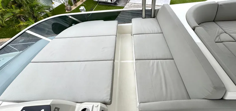 Self Made Yacht Photos Pics FlyBridge SunPad & Seating - Strb. Side