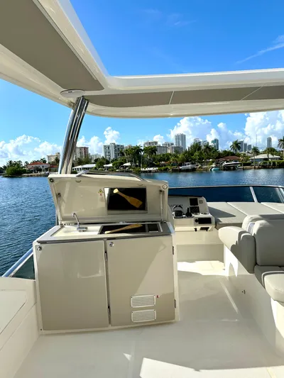 Self Made Yacht Photos Pics FlyBridge Wet Bar