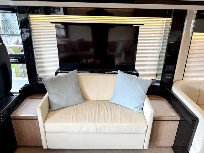 Self Made Yacht Photos Pics Salon Hi / Lo TV