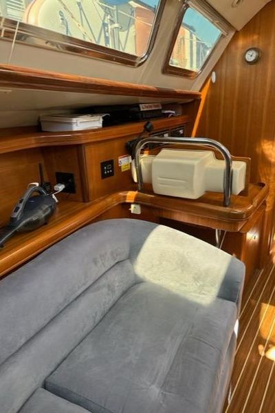 2007 Hunter 41 Deck Salon