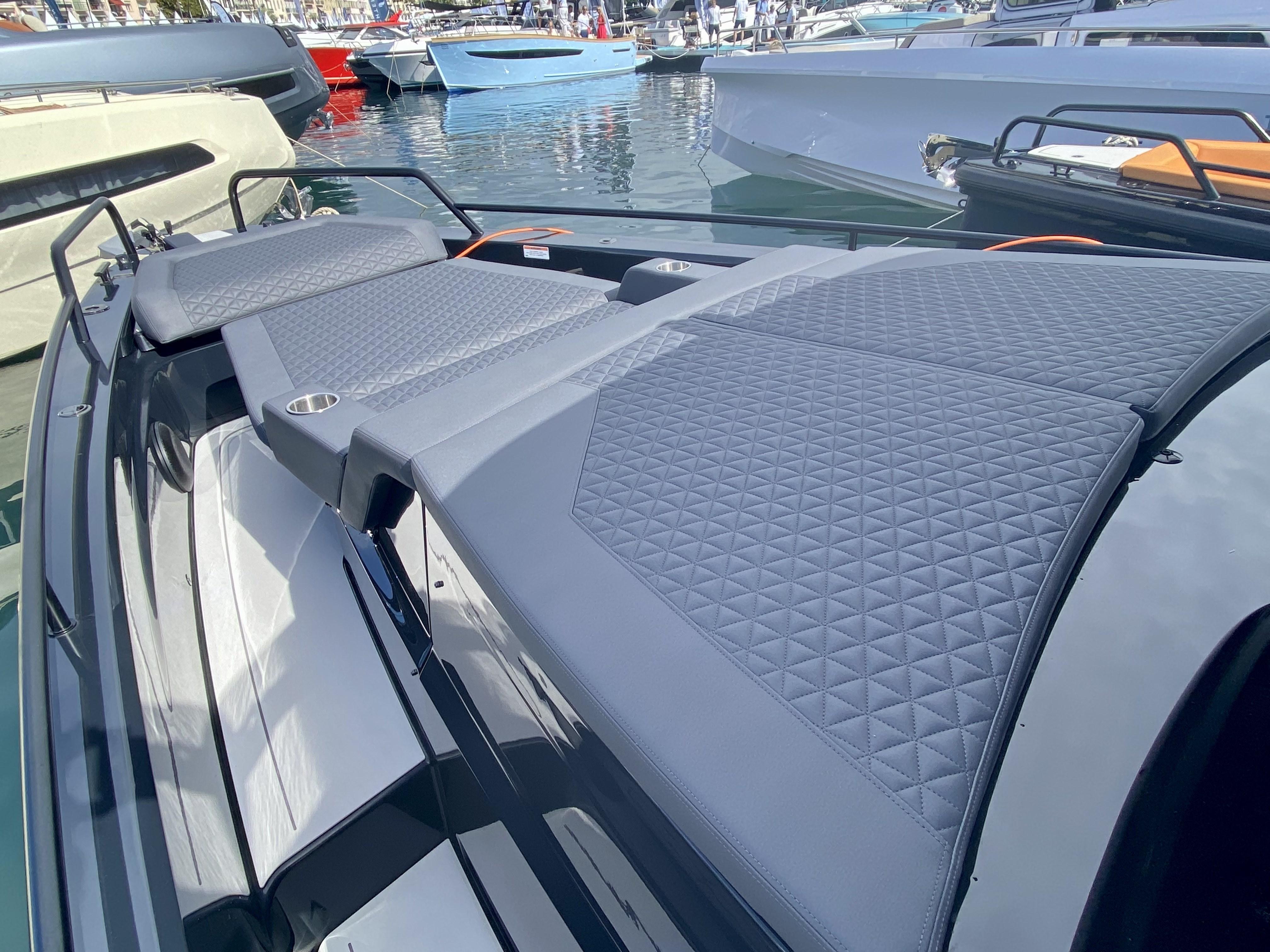 2023 BRABUS Shadow 900 XC Cross Cabin Black Ops Barcos de esquí y