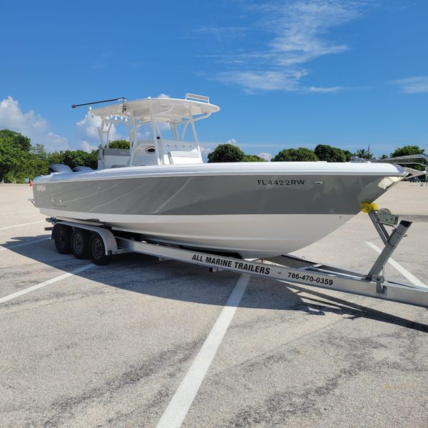 2019 Intrepid 300 Center Console