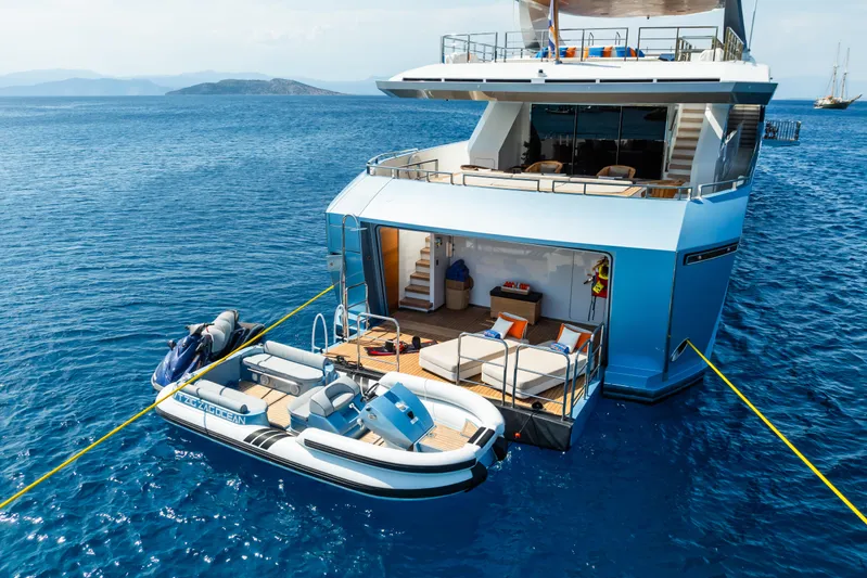 Zig Zag Ocean Yacht Photos Pics Admiral Regale 45 - Tender Garage