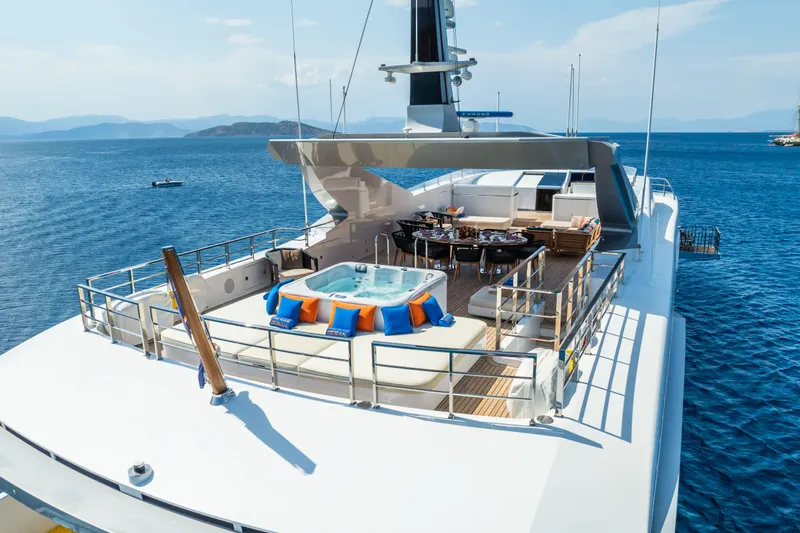 Zig Zag Ocean Yacht Photos Pics Admiral Regale 45 - Upper Deck Aft