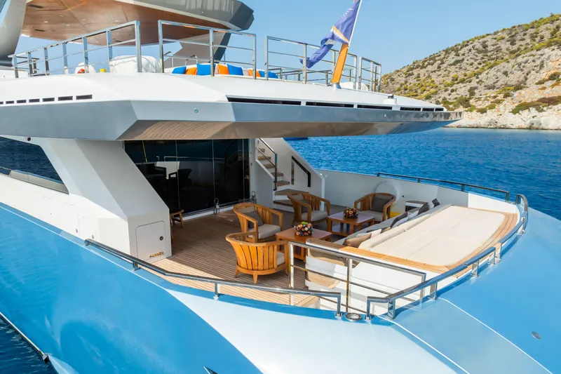 Zig Zag Ocean Yacht Photos Pics Admiral Regale 45 - Main Deck Aft Lounge