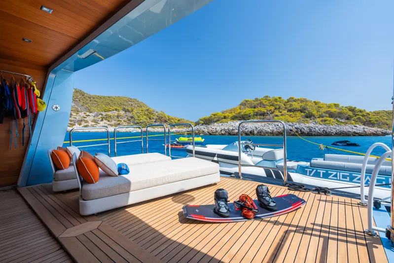 Zig Zag Ocean Yacht Photos Pics Admiral Regale 45 - Beach Club