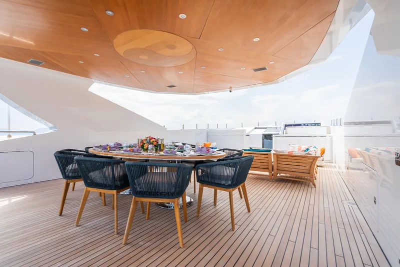 Zig Zag Ocean Yacht Photos Pics Admiral Regale 45 - Upper Deck Dining