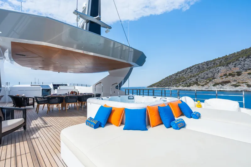 Zig Zag Ocean Yacht Photos Pics Admiral Regale 45 - Aft Deck Jacuzzi