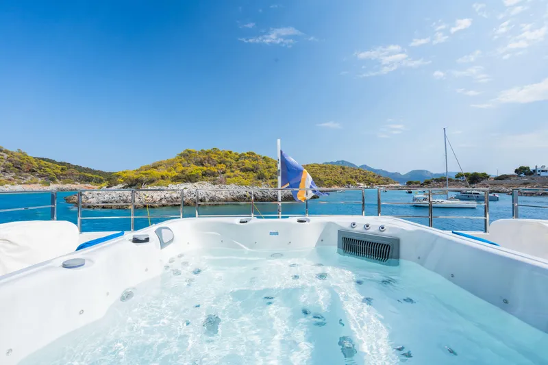 Zig Zag Ocean Yacht Photos Pics Admiral Regale 45 - Jacuzzi