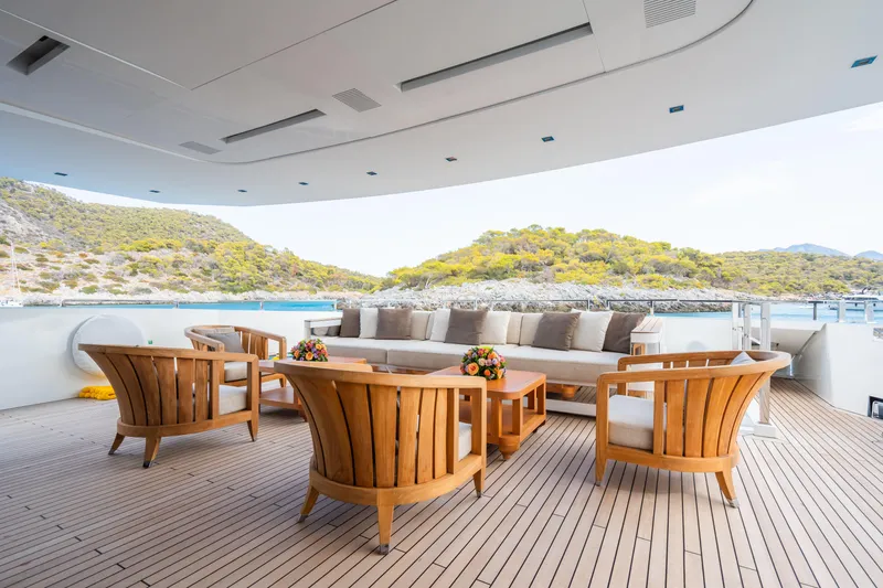Zig Zag Ocean Yacht Photos Pics Admiral Regale 45 - Aft Lounge View