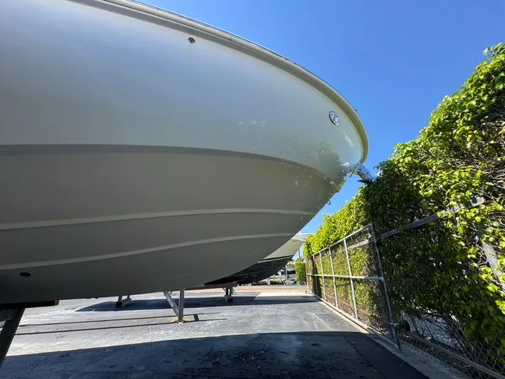  Yacht Photos Pics 2019 Everglades 340 Dual Console boat on display under clear blue sky.