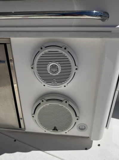  Yacht Photos Pics Speakers on 2019 Everglades 340 Dual Console boat interior.