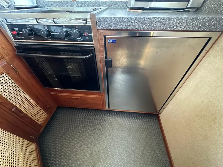 One Unit Yacht Photos Pics 