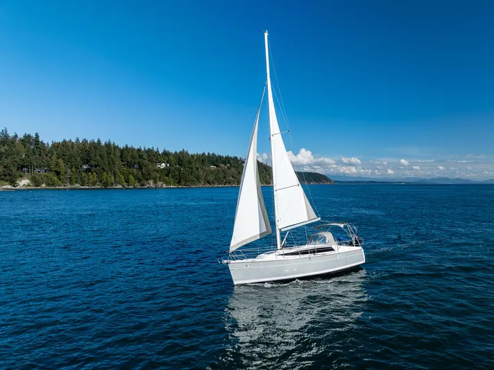  Yacht Photos Pics Sailboat Marlow-Hunter 31, 2015 model, cruising on a clear blue sea under a sunny sky.