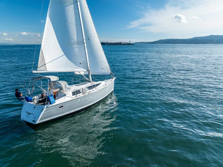  Yacht Photos Pics 2015 Marlow-Hunter 31 sailboat cruising on open water under clear blue skies.