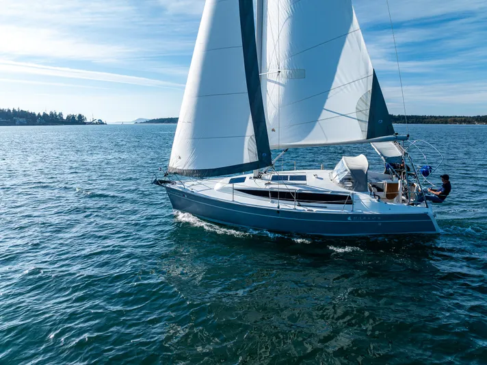  Yacht Photos Pics Sailing yacht Marlow-Hunter 31, 2015 model, gliding on open water under clear skies.