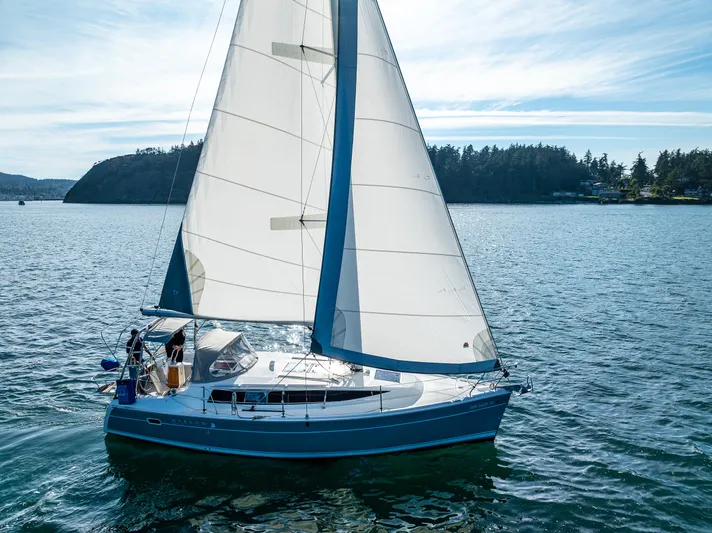  Yacht Photos Pics 2015 Marlow-Hunter 31 sailboat cruising on a serene lake under clear skies.