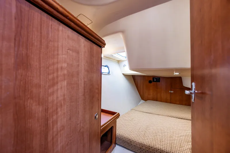  Yacht Photos Pics 2015 Marlow-Hunter 31 cabin interior with wooden finish and cozy bed.