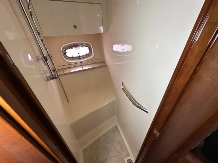 Anke Forever Yacht Photos Pics 2010 Sea Ray 470 Sundancer shower with window and sleek design.