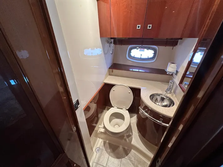 Anke Forever Yacht Photos Pics Luxurious bathroom in 2010 Sea Ray 470 Sundancer yacht with modern fixtures.