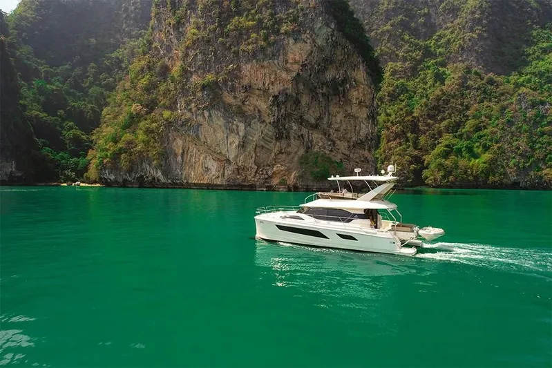  Yacht Photos Pics 2023-Aquila-44-Yacht-MarineMax