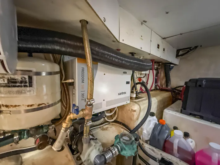 Little Lady Yacht Photos Pics Engine compartment